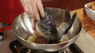 鲤鱼两面切花刀更易入味!教你做红烧鱼