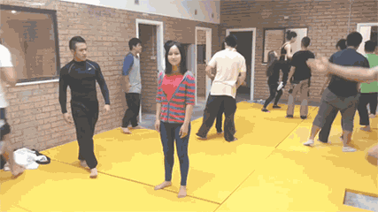 搞笑图:会格斗的女汉子惹不起啊