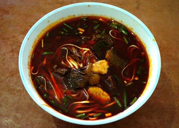 向东街红汤牛肉面行业术语多,比如有:轻挑(份量少),重盖(罩肉多),金线