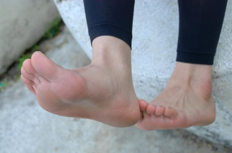 目前网上流行很多治汗脚的方法,如水中放适量盐和数片姜,搓洗双脚几