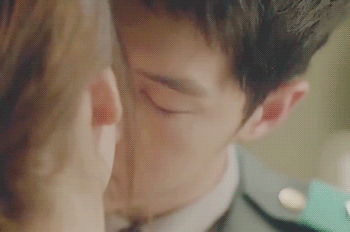 《太阳的后裔》宋仲基宋慧乔kiss