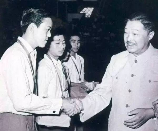时任国家体委主任的贺龙对容国团十分欣赏