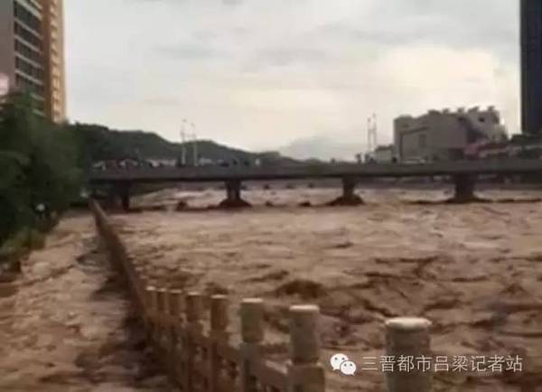 这场大雨使得湫水河河水猛涨,地势较低的地方早已"水漫金山".