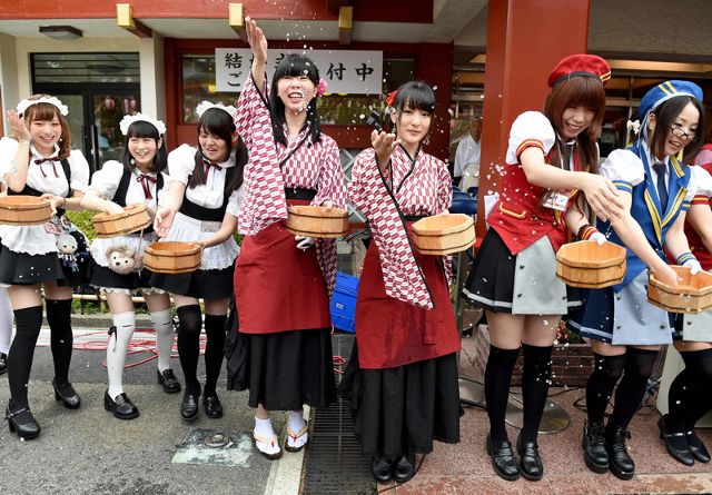 日本咖啡馆萌妹街头洒水上演制服诱惑