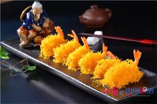 富贵金丝虾球个头饱满,金丝外衣,内裹鲜嫩无比的虾肉,外焦里嫩