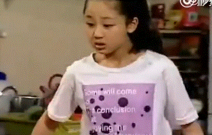 杨紫成为所有人童年记忆里不可或缺的一部分则是因为04年的《家有儿女