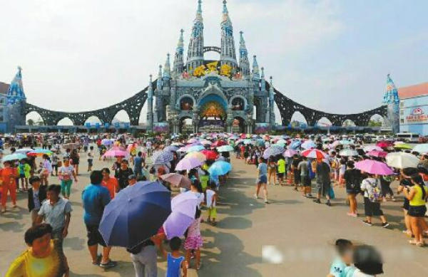 13日,也就是上个周六的下午,一条泉城欧乐堡景区门口游客拥挤的小