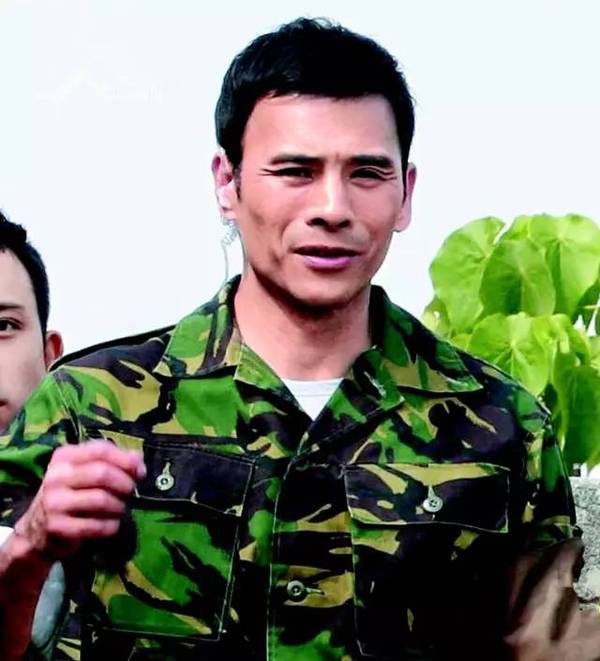 戏里吱都不笑 私下其实和演员们关系都很好 除了电视剧 林伟在很多