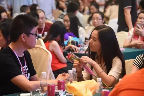 为子女觅父爱 单亲妈妈相亲会上浪漫寻爱