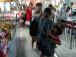 看的小编心里那个难受啊,一点都不顾忌孩子,大家都是做父母的啊!