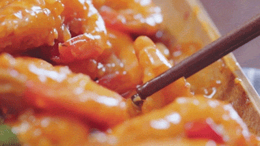 养着一只流浪猫,经营着一家影视公司.