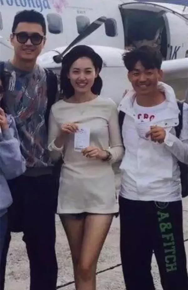 面对宝宝的热吻,马蓉身体僵硬,手臂下垂,眼睛睁着,嘴巴闭着,就连笑都