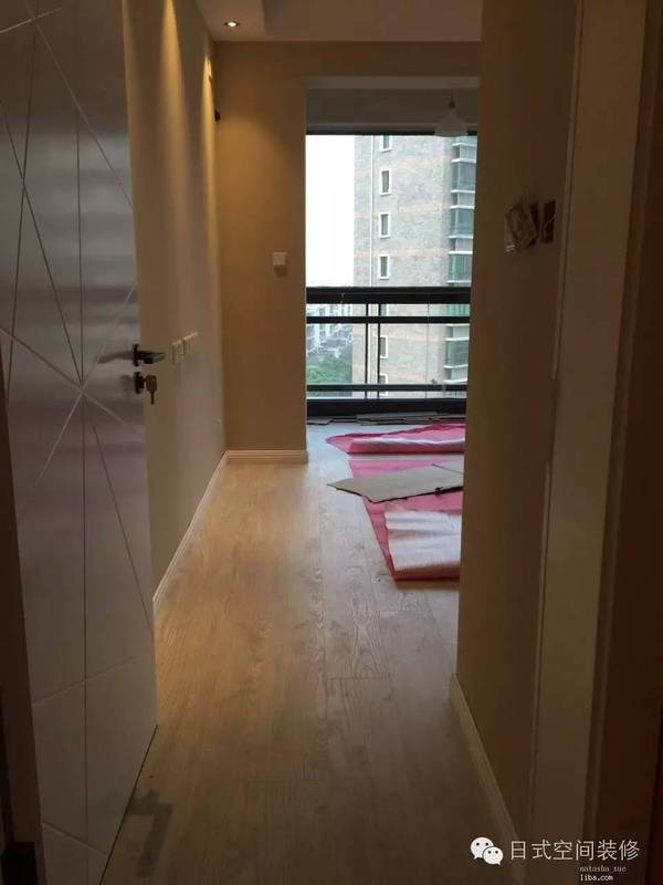 【背景故事】 我和老公在一起的2年多时间里,我俩差不多搬了近10次家,所以这一次,对于我们终于有自己的小家格外的兴奋。和老公是在英国读书的时候认识的,所以我俩对于英伦风有着浓浓的爱意本来这套房子也想往英伦整的,实在是房子太小外加钱包干瘪,我俩迅速决定走简约风!