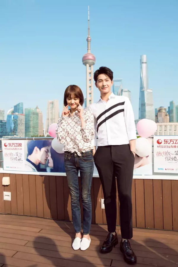 ab和郑爽,最近都演了一个大胸妖艳美女!