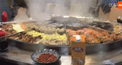 搞笑gif图:海鲜大餐,你敢说你没流嘴水!