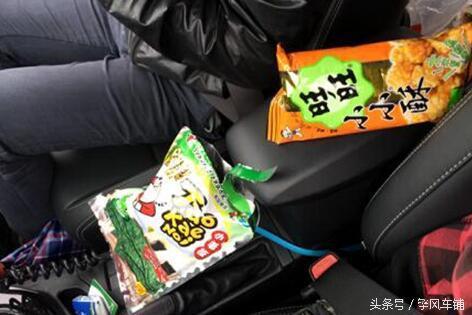 在车上吃零食也是忍受不了的,哪些容易掉碎屑的,什么面包啊,饼干啊