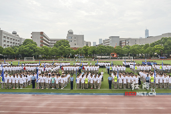 8月20日傍晚,麓山国际实验学校举行2016级军训动员大会.(钟武伟/摄)