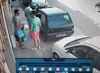 太疯狂了,俩性感美女坐车奶都快飞出来了!