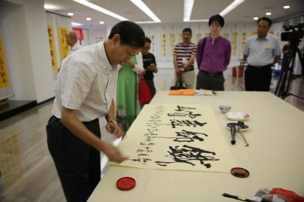 "笔墨颂华夏"--著名书法家毛新平视频汇报展如何用pr更改颜色书法图片