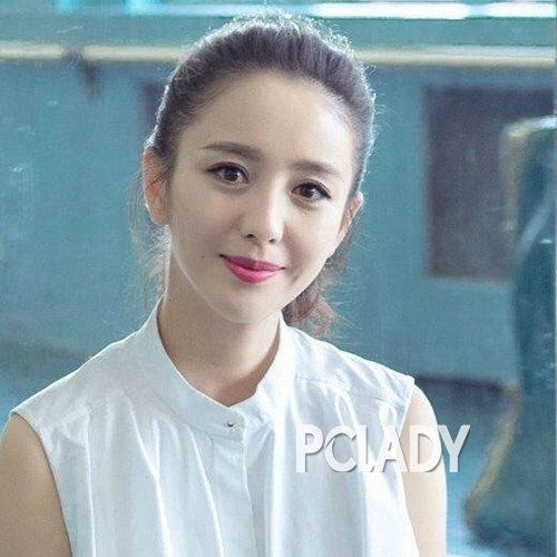 iu 佟丽娅的迷雾亚麻头发梳上马尾,更显青春靓丽.