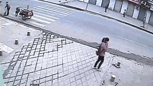 一方面国内很多道路人行横道设计不规范,另一方面驾驶员以及行人本身