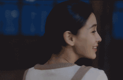 angelababy她身穿delpozo 2017早春系列白色星星印花无袖衬衫,下搭