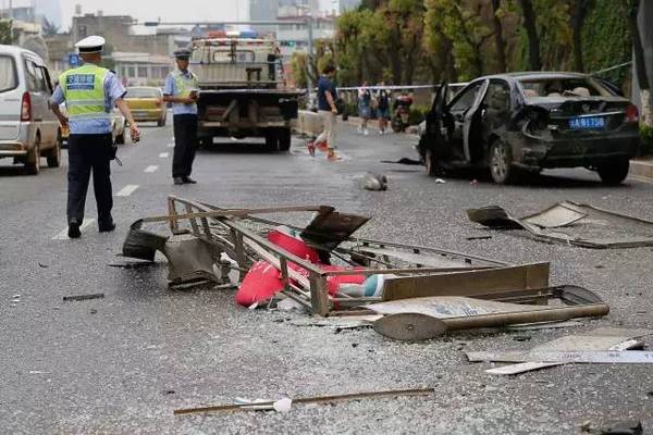 网友爆料昆明龙泉路发生车祸,五张车被撞了叠加在一起,从图片看是