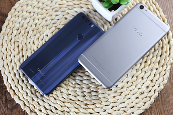 同配价一样,vivo x7星空灰和荣耀8魅海蓝哪个好?