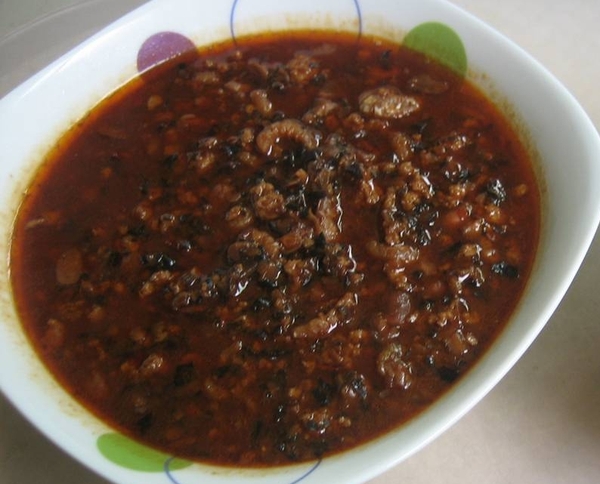我一般做家常炸酱面用这些食材,干黄酱250克,上好五花肉丁300克,烹调