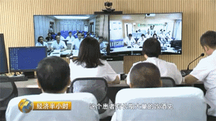 李玲和同事们在进行远程会诊.