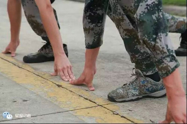 图为新式作训鞋采用了许多先进的制作工艺和贴心设计,更能满足官兵跑、跳、攀登等训练和作战的需求。今天我们就实地评测一下,新式迷彩鞋到底有多优秀。
