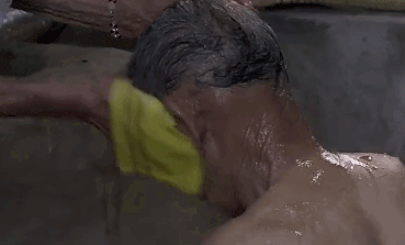 动图 但更让人揪心的还是 比奶奶大9岁的爷爷的身体, 纪录片刚拍摄的