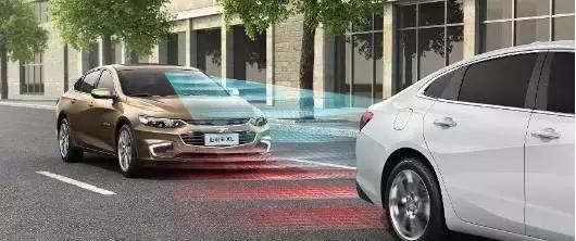 好变态!小编带美女同事试车居然用上了充气娃娃