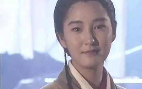 1982年,她在周润发的古装剧《孤城客》中饰演天下第一城城主欧阳谦的