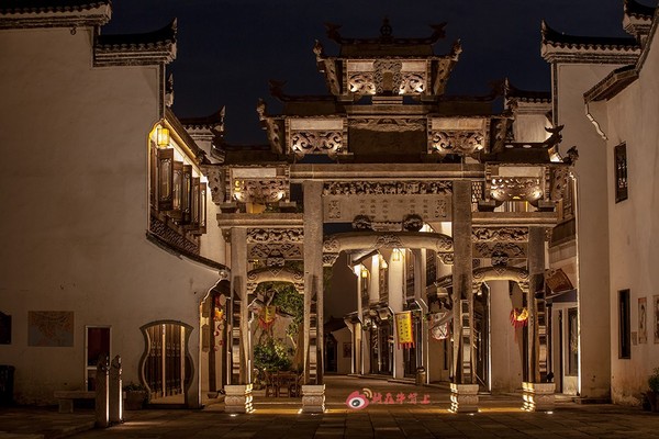 在这组千岛湖水下古城的照片中,牌楼建筑宏伟壮观,上书汉字清晰可见,龙形砖雕威严大气,当然,最令人惊讶的还是这些古建筑如此完好地保存在水中。湖水就仿佛一颗巨大的时间胶囊,将这些精美的古建筑凝固其中,自然的侵蚀和岁月的打磨似乎没有过多地在它们这儿留下痕迹。 最近,牛哥本着无疆精神,在详细了解了这个地方的神秘与乐趣之后,和往常一样,给各位奉上一份完美的文渊狮城完整版攻略。带你吃住玩乐。 文渊狮城,位于浙江省首批著名的风情小镇姜家镇镇中心,淳安县政府一湖两镇, 战略的核心城镇中心,是县政府精心着力打造的千岛