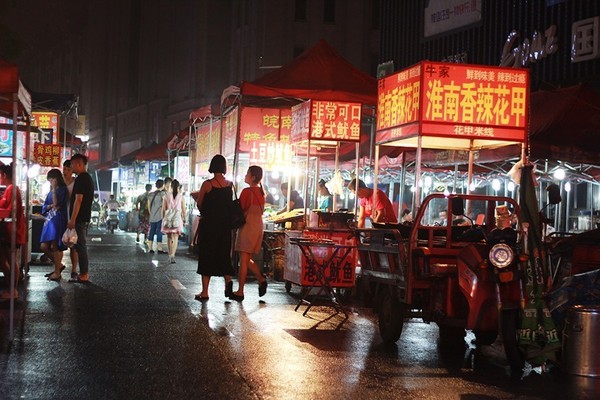 淮南,皖南,港式. 在淮河路步行街能尝到来自全国各地的风味小吃