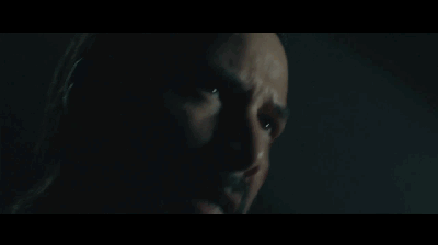 除了传统方式的枪械使用,两位导演玩出了不一样的新花样: 手枪格斗