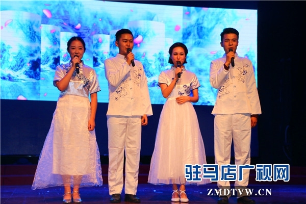 现场一名家长告诉记者:这是一群活泼可爱的孩子们,一个蓬勃向上的集体,老师和孩子们真的很棒,孩子的成长,离不开优米教育的培养,在这里,我的孩子学到的不仅仅是小主持人的专业知识,而且更加懂得感恩。这里有一群朝气蓬勃的老师,他们希望优米和孩子共同成长。 (本文由驻马店广视网/www.