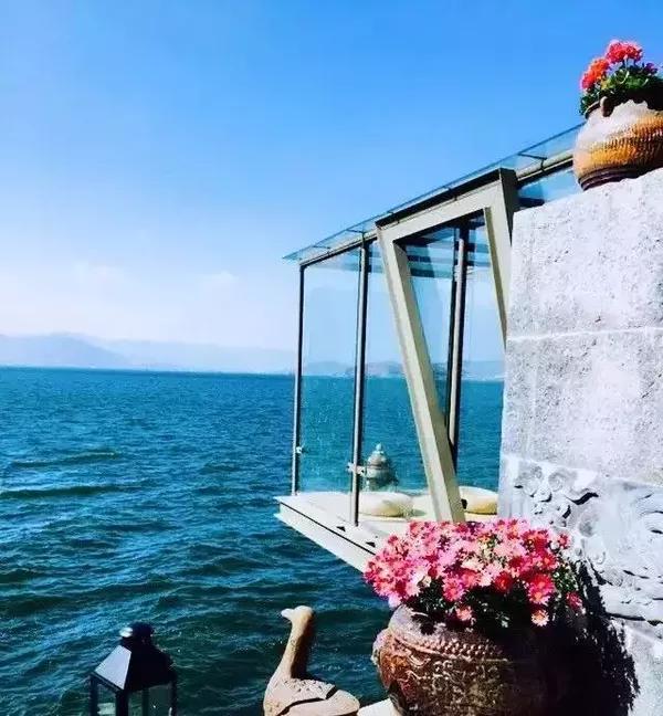 太阳宫,月亮宫苍山洱海环绕其间,更大的亮点和灵魂之笔是"孔雀栖身的
