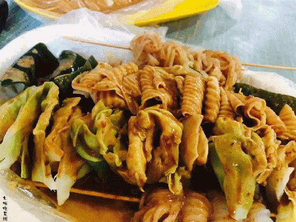 但它家的粉丝是真心好吃啊! 麻汁绝对是店家的杀手锏!