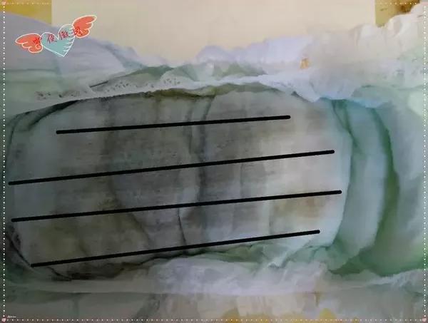 剪开纸尿裤可以看到帮宝适绿帮的锁水珠珠,能够有效锁住尿湿,干爽长达