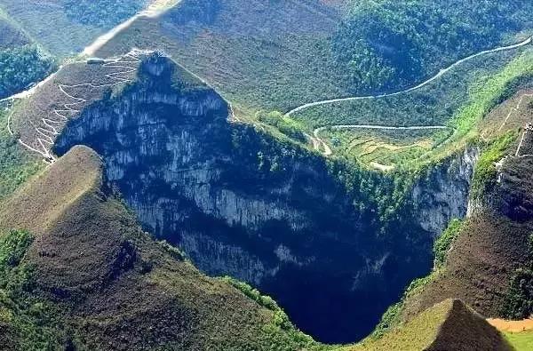 广西百朗地下河 15 岩溶天坑(群)地貌景观地 凤山三门海天窗群
