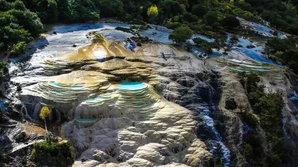 柳州英山峰林 2 钙华堆积地貌 云南香格里拉白水台 3 石林地貌景观