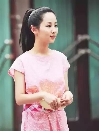 后来在长大一点后出演了《幸福来敲门》,脸型还是与小时候没有差别