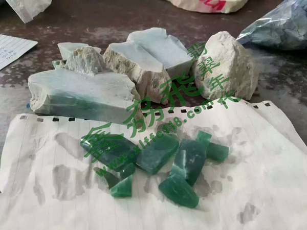 奔走相告翡翠原石切开玻璃种满色阳绿暴涨拉