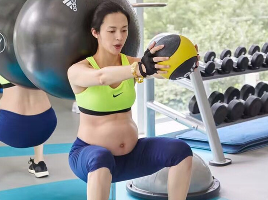 近日,姚晨一组"一个孕妇的奥运"素颜运动照的曝光,也引发了热议.