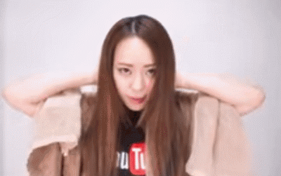 把披在身后的毛巾向前盖在头顶,两边理在耳后.