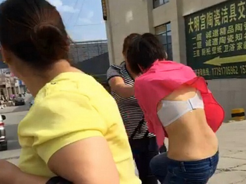 街头恶搞买女生内衣_女生内衣(3)