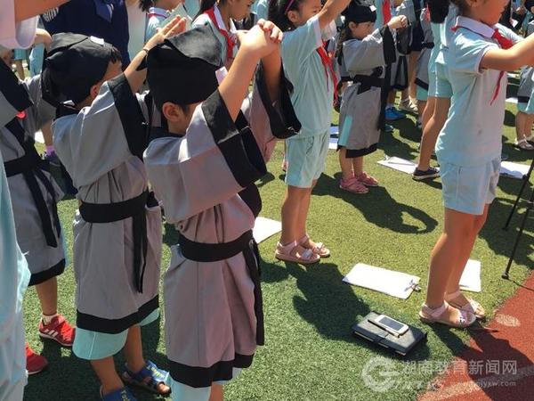 "开笔礼"朱砂启智"尊师礼"拥抱教师