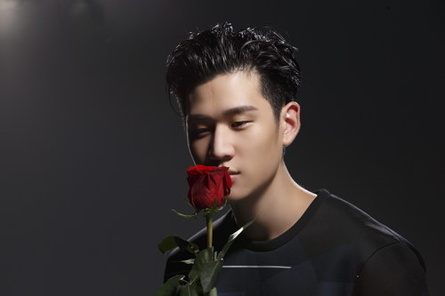 周兴哲拍MV被千朵玫瑰花瓣攻击 躺花瓣堆中补眠